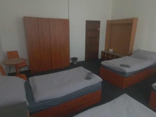 U Betty - Ostrava Centrum : photo 6 de la chambre chambre quadruple Économique avec salle de bains commune