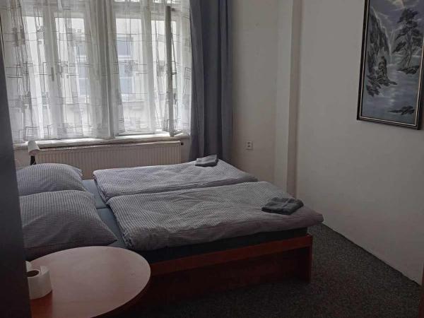 U Betty - Ostrava Centrum : photo 6 de la chambre chambre double ou lits jumeaux avec salle de bains commune