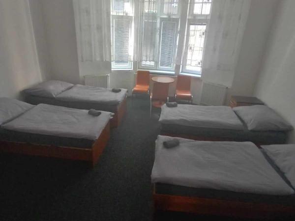 U Betty - Ostrava Centrum : photo 4 de la chambre chambre quadruple Économique avec salle de bains commune