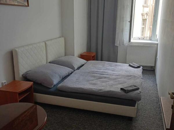 U Betty - Ostrava Centrum : photo 4 de la chambre chambre double ou lits jumeaux avec salle de bains commune