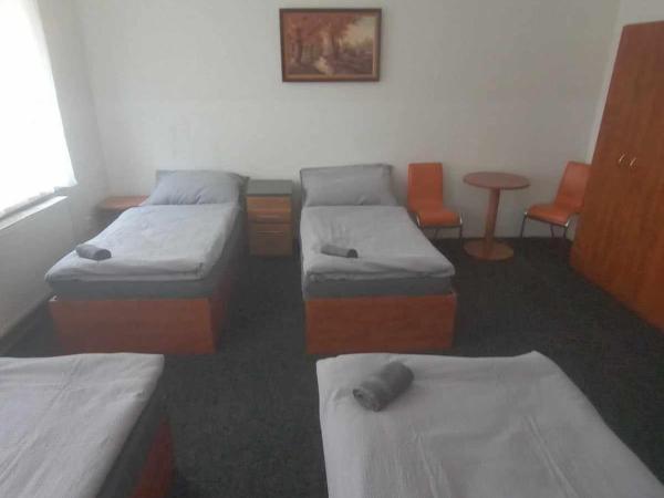 U Betty - Ostrava Centrum : photo 8 de la chambre chambre quadruple Économique avec salle de bains commune