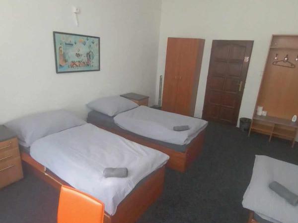 U Betty - Ostrava Centrum : photo 5 de la chambre chambre quadruple Économique avec salle de bains commune