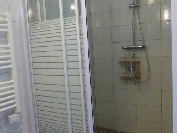 Chambre d'hôtes Logis de Saint Jean : photo 10 de la chambre chambre double confort avec douche