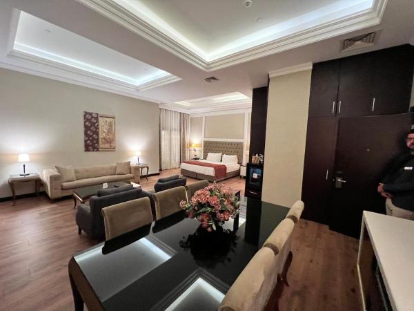 Ramada by Wyndham Istanbul Merter : photo 2 de la chambre suite présidentielle avec lit king-size - fumeurs