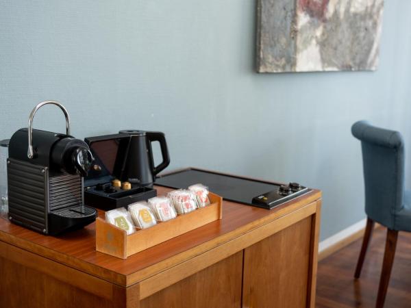 Hotel Baseler Hof : photo 4 de la chambre suite en appartement de grand standing avec balcon