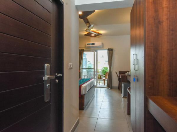 Suraksha Stay Whitefield Hotel : photo 10 de la chambre chambre lit king-size supérieure