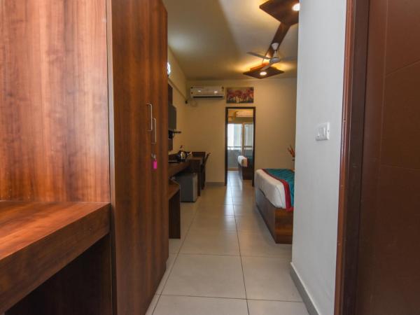 Suraksha Stay Whitefield Hotel : photo 5 de la chambre chambre familiale avec balcon
