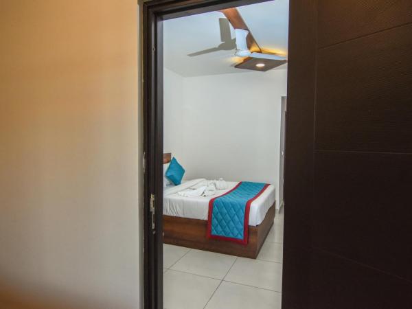 Suraksha Stay Whitefield Hotel : photo 10 de la chambre chambre familiale avec balcon