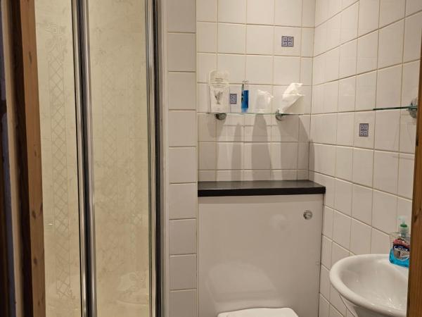 Smiths Guest House : photo 2 de la chambre chambre double avec salle de bains privative