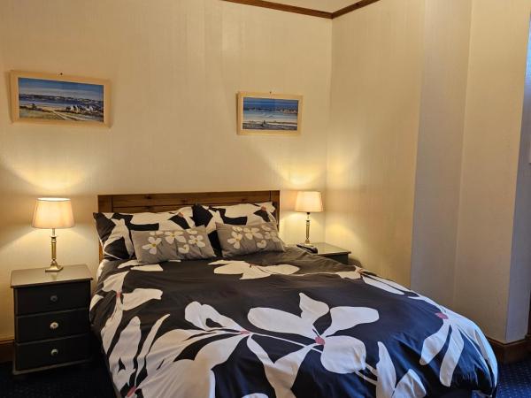 Smiths Guest House : photo 3 de la chambre chambre double avec salle de bains privative