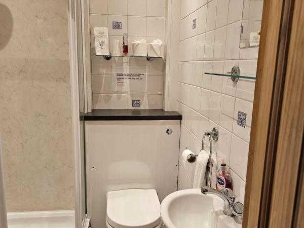 Smiths Guest House : photo 3 de la chambre chambre double avec salle de bains privative