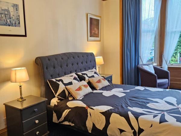 Smiths Guest House : photo 5 de la chambre chambre double avec salle de bains privative