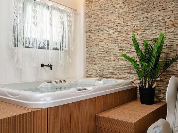 Legato Spa Suites : photo 9 de la chambre one bedroom well-being spa suite with hot tub