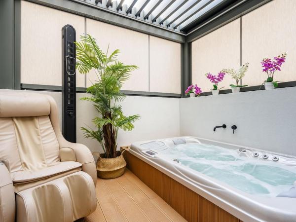 Legato Spa Suites : photo 8 de la chambre well-being spa suite with hot tub