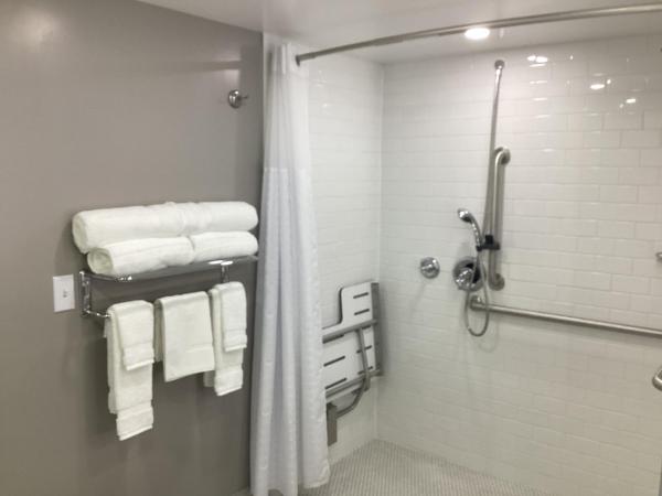 Super 8 by Wyndham Baltimore Northwest : photo 2 de la chambre king room with mobility/hearing access and roll-in shower, non-smoking