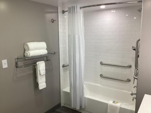 Super 8 by Wyndham Baltimore Northwest : photo 4 de la chambre king room with tub and grab bars - mobility/hearing accessible - non-smoking
