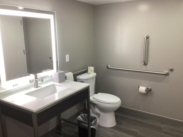Super 8 by Wyndham Baltimore Northwest : photo 4 de la chambre king room with mobility/hearing access and roll-in shower, non-smoking