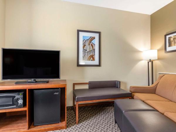 Comfort Suites Medical Center near Six Flags : photo 2 de la chambre suite lit king-size – non-fumeurs