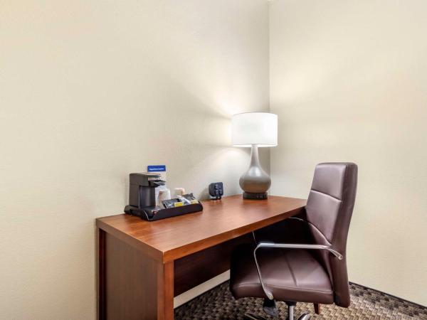 Comfort Suites Medical Center near Six Flags : photo 4 de la chambre suite lit king-size – non-fumeurs