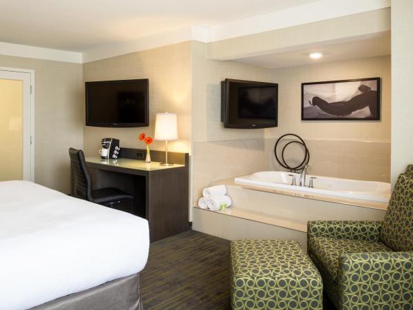 Saskatoon Inn & Conference Centre : photo 2 de la chambre suite avec jacuzzi 
