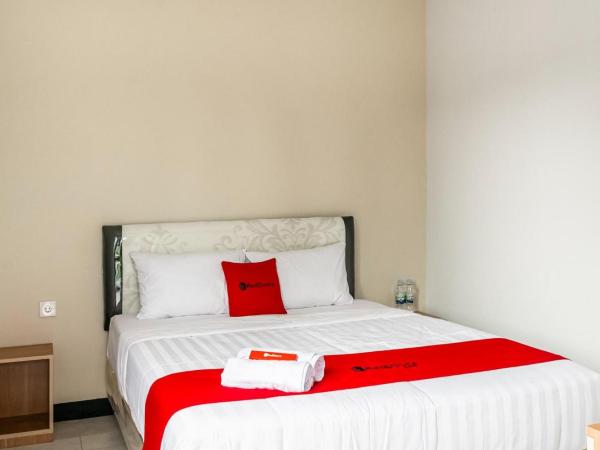 RedDoorz near Puri Indah Lippo Mall 2 : photo 1 de la chambre chambre double