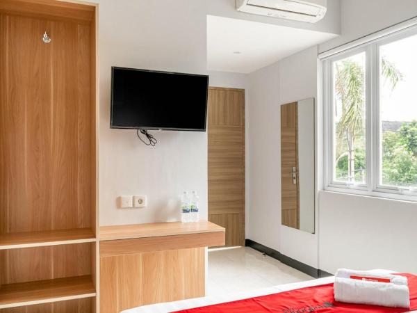 RedDoorz near Puri Indah Lippo Mall 2 : photo 9 de la chambre chambre double