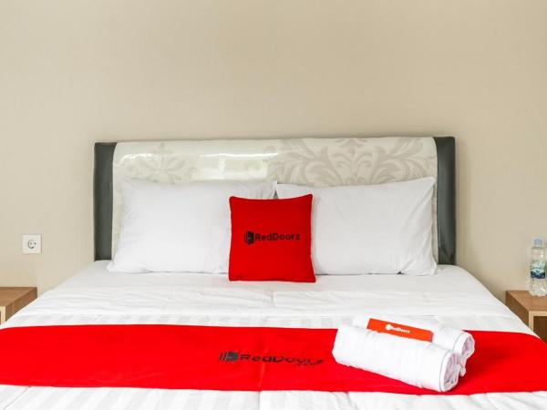 RedDoorz near Puri Indah Lippo Mall 2 : photo 5 de la chambre chambre double