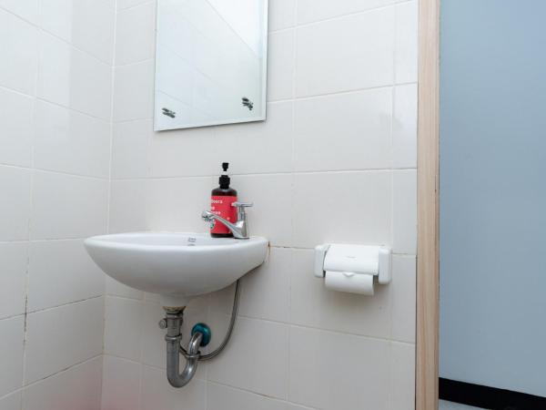 RedDoorz near Puri Indah Lippo Mall 2 : photo 5 de la chambre chambre double Économique