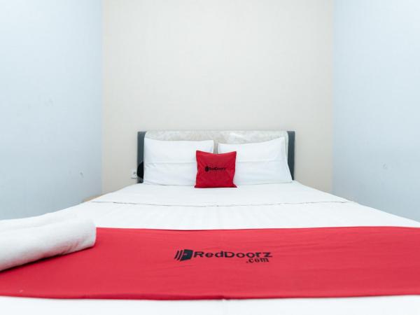 RedDoorz near Puri Indah Lippo Mall 2 : photo 2 de la chambre chambre double