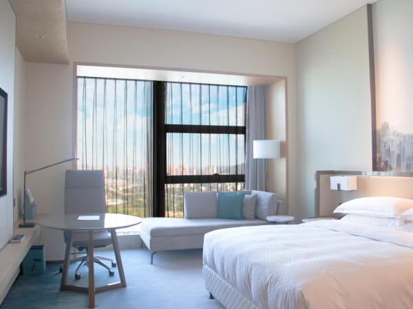 Four Points by Sheraton Wuhan, Jiangxia : photo 4 de la chambre chambre lit king-size deluxe - vue sur ville