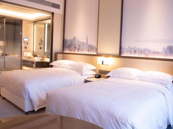 Four Points by Sheraton Wuhan, Jiangxia : photo 3 de la chambre chambre double de luxe avec 2 lits doubles et vue sur ville