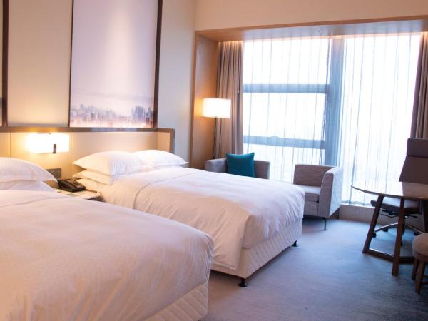 Four Points by Sheraton Wuhan, Jiangxia : photo 4 de la chambre chambre double de luxe avec 2 lits doubles et vue sur ville