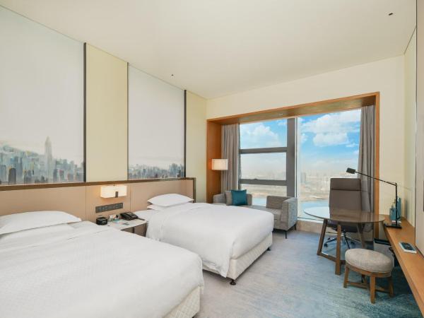 Four Points by Sheraton Wuhan, Jiangxia : photo 1 de la chambre chambre double de luxe avec 2 lits doubles et vue sur le lac