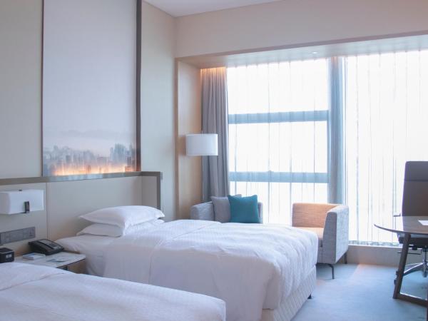 Four Points by Sheraton Wuhan, Jiangxia : photo 4 de la chambre chambre double de luxe avec 2 lits doubles et vue sur le lac