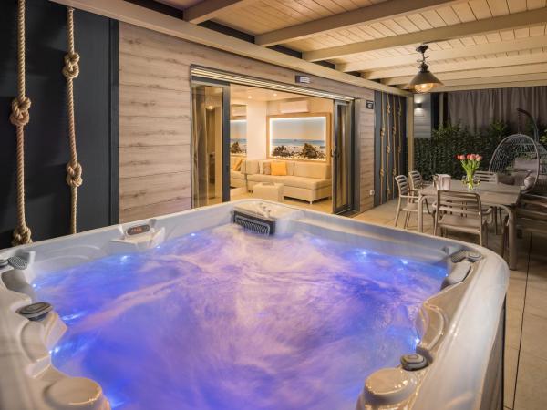 Premium Camping Homes Santa Marina, Lanterna : photo 2 de la chambre mobile home marine de luxe avec piscine privée et bain à remous