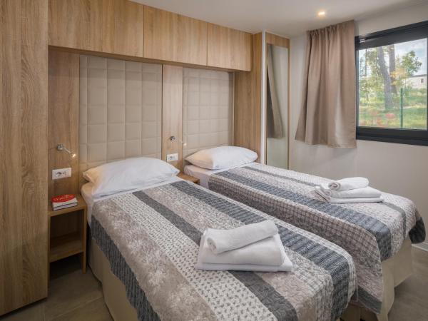 Premium Camping Homes Santa Marina, Lanterna : photo 7 de la chambre mobile home marine de luxe avec piscine privée et bain à remous