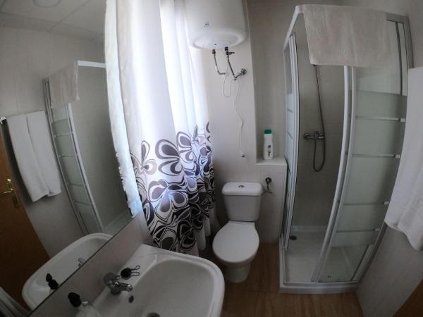 Hostal El Paraiso Playa Alicante : photo 2 de la chambre chambre lit queen-size