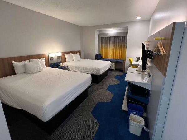 Microtel Inn & Suites by Wyndham Charlotte/Northlake : photo 1 de la chambre chambre avec 2 lits queen et douche accessible en fauteuil roulant - accessible aux personnes à mobilité réduite - non-fumeurs