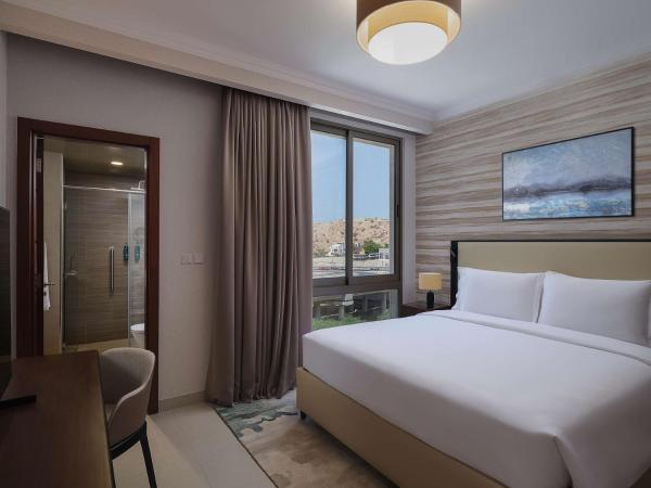 DoubleTree by Hilton Muscat Qurum : photo 2 de la chambre suite 1 chambre lit king-size