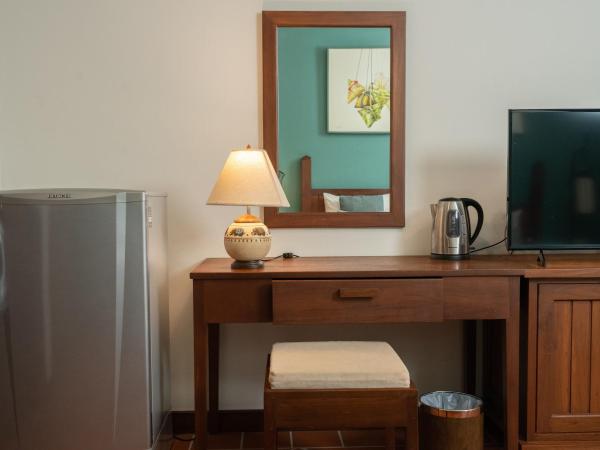 Villa Sanpakoi : photo 10 de la chambre chambre lit king-size supérieure - vue sur piscine