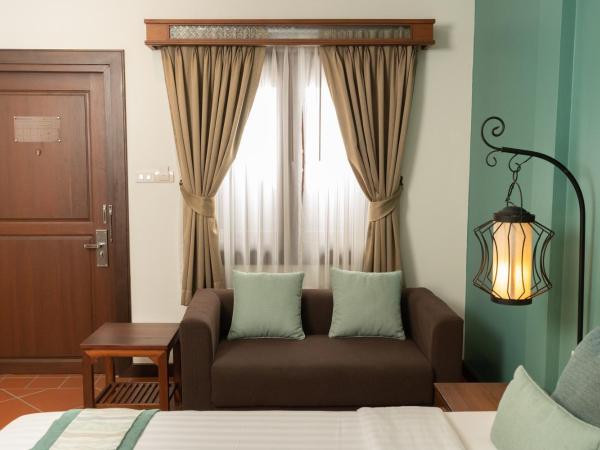 Villa Sanpakoi : photo 9 de la chambre chambre lit king-size supérieure - vue sur piscine