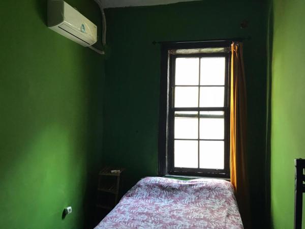 Titan House Hostel : photo 2 de la chambre chambre double avec salle de bains privative