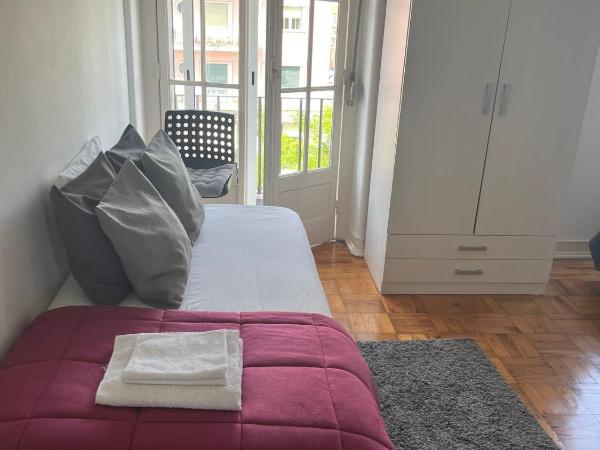 Alvalade II Airport Guest House : photo 9 de la chambre chambre familiale avec salle de bains commune