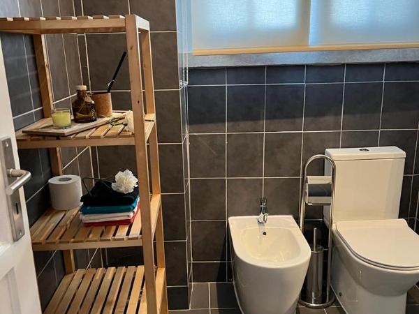 Alvalade II Airport Guest House : photo 3 de la chambre chambre familiale avec salle de bains commune