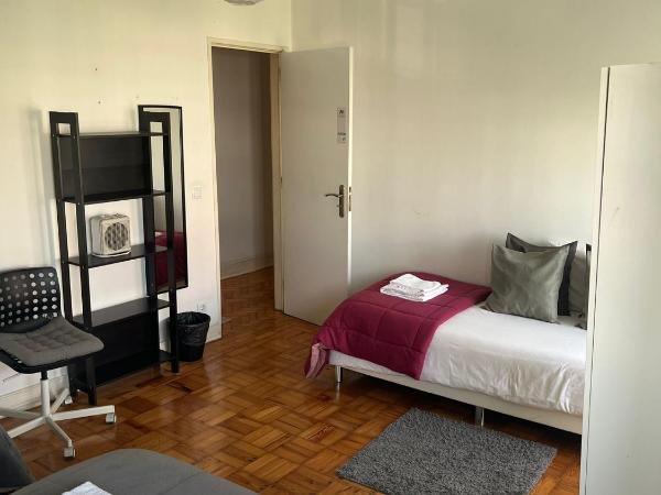 Alvalade II Airport Guest House : photo 7 de la chambre chambre familiale avec salle de bains commune