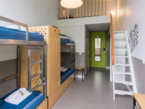 Stayokay Hostel Amsterdam Oost : photo 3 de la chambre chambre familiale 6 personnes avec salle de bains privative