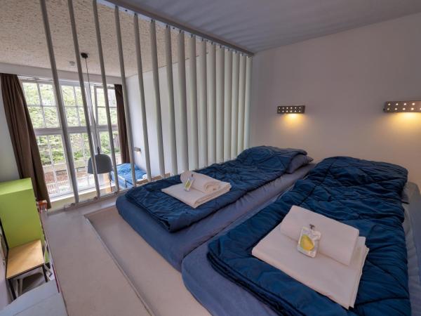 Stayokay Hostel Amsterdam Oost : photo 2 de la chambre chambre familiale 6 personnes avec salle de bains privative