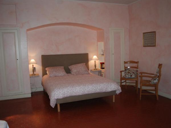 Château Cornillon : photo 3 de la chambre chambre familiale avec salle de bains privative
