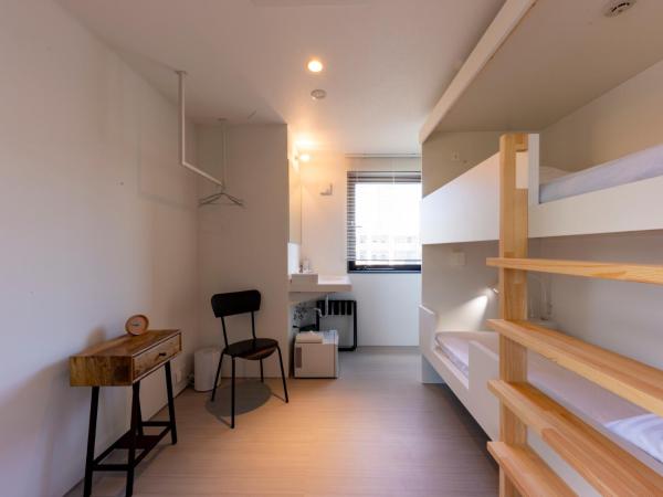 plat hostel keikyu sapporo ichiba : photo 1 de la chambre chambre lits jumeaux avec salle de bains commune