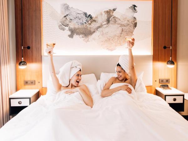 Hotel Indigo NYC Downtown - Wall Street, an IHG Hotel : photo 1 de la chambre chambre lit king-size pour personnes à mobilité réduite – douche accessible en fauteuil roulant - non-fumeurs